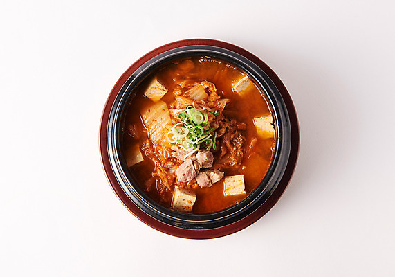 포토 JPG 스튜디오촬영 그릇 한식 음식 김치 실내 돼지고기 사람없음 하이앵글 뚝배기 두부 파 김치찌개 국내포토 식기 뷰포인트 채소 육류 내부 찌개 파일형식