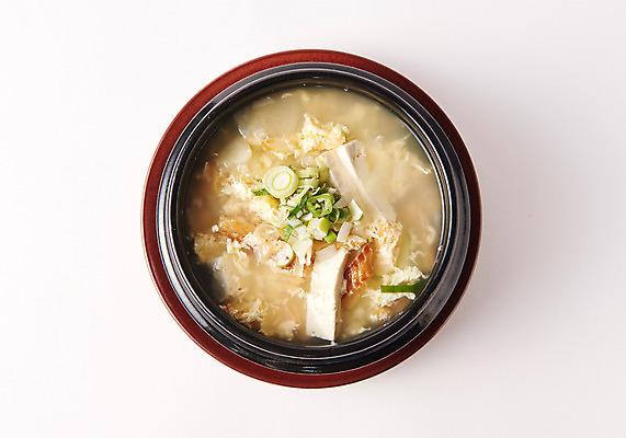 포토 JPG 스튜디오촬영 그릇 한식 음식 실내 사람없음 하이앵글 뚝배기 파 황태 황태해장국 국내포토 식기 뷰포인트 채소 어류 내부 해장국 파일형식