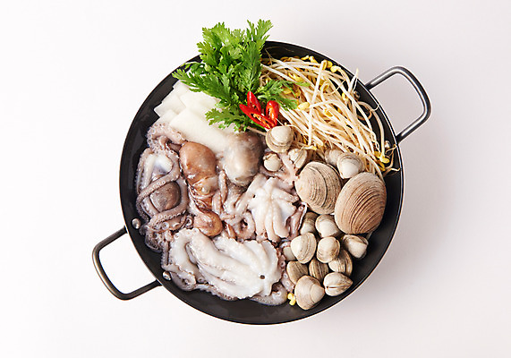 포토 JPG 스튜디오촬영 그릇 한식 음식 고추 조개 실내 사람없음 하이앵글 두부 콩나물 낙지 미나리 낙지전골 국내포토 식기 뷰포인트 채소 어패류 연체동물 내부 수중동물 나물 전골 파일형식