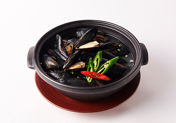 포토 JPG 스튜디오촬영 그릇 한식 음식 고추 실내 사람없음 뚝배기 홍합 홍합탕 국내포토 식기 채소 어패류 내부 탕 파일형식