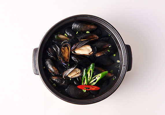 포토 JPG 스튜디오촬영 그릇 한식 음식 고추 실내 사람없음 하이앵글 뚝배기 홍합 홍합탕 국내포토 식기 뷰포인트 채소 어패류 내부 탕 파일형식