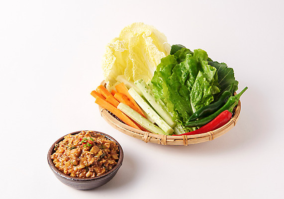 포토 JPG 스튜디오촬영 그릇 한식 음식 고추 오이 실내 사람없음 당근 상추 배추 강된장 쌈채소 국내포토 식기 채소 뿌리채소 내부 된장 파일형식