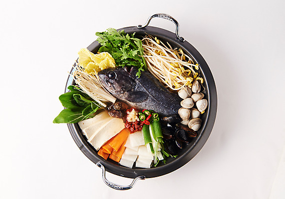 포토 JPG 스튜디오촬영 그릇 한식 음식 채소 조개 실내 사람없음 하이앵글 매운탕 우럭 우럭탕 국내포토 식기 뷰포인트 어패류 어류 내부 탕 파일형식