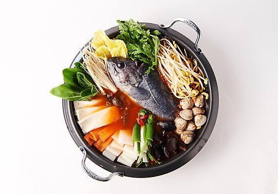 포토 JPG 스튜디오촬영 그릇 한식 음식 채소 조개 실내 사람없음 하이앵글 매운탕 우럭 우럭탕 국내포토 식기 뷰포인트 어패류 어류 내부 탕 파일형식