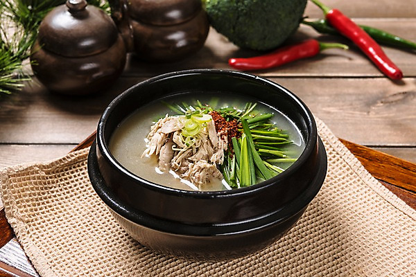 포토 JPG 스튜디오촬영 그릇 한식 음식 고추 실내 사람없음 닭 뚝배기 부추 파 닭곰탕 나무배경 국내포토 식기 백그라운드 채소 조류 내부 탕 파일형식