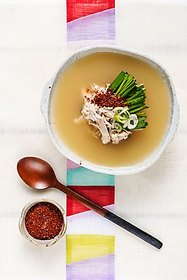 포토 JPG 스튜디오촬영 그릇 한식 음식 실내 사람없음 하이앵글 숟가락 식탁보 닭 부추 파 고춧가루 닭곰탕 국내포토 식기 뷰포인트 채소 조류 수저 내부 가루 탕 파일형식