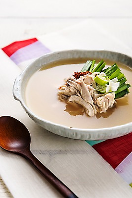 포토 JPG 스튜디오촬영 그릇 한식 음식 실내 사람없음 숟가락 식탁보 닭 부추 파 고춧가루 닭곰탕 국내포토 식기 채소 조류 수저 내부 가루 탕 파일형식