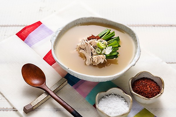 포토 JPG 스튜디오촬영 그릇 한식 음식 실내 사람없음 숟가락 식탁보 닭 소금 부추 파 고춧가루 닭곰탕 국내포토 식기 채소 조류 수저 내부 가루 탕 파일형식