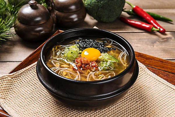 포토 JPG 스튜디오촬영 그릇 한식 음식 고추 실내 사람없음 뚝배기 콩나물 노른자 콩나물국밥 나무배경 국내포토 식기 백그라운드 채소 내부 계란 나물 국밥 파일형식