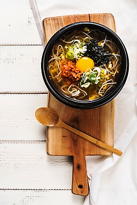 포토 JPG 스튜디오촬영 그릇 한식 음식 도마 실내 사람없음 하이앵글 숟가락 뚝배기 콩나물 노른자 콩나물국밥 국내포토 식기 뷰포인트 채소 주방용품 수저 내부 계란 나물 국밥 파일형식