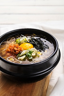 포토 JPG 스튜디오촬영 그릇 한식 음식 실내 사람없음 뚝배기 콩나물 노른자 콩나물국밥 국내포토 식기 채소 내부 계란 나물 국밥 파일형식