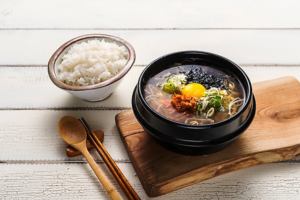 포토 JPG 스튜디오촬영 그릇 한식 음식 젓가락 밥 도마 실내 사람없음 숟가락 뚝배기 콩나물 노른자 콩나물국밥 나무배경 국내포토 식기 백그라운드 채소 주방용품 수저 내부 계란 나물 국밥 파일형식