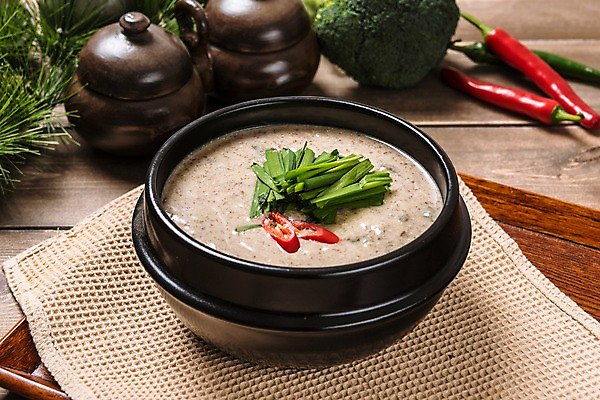 포토 JPG 스튜디오촬영 그릇 한식 음식 고추 실내 사람없음 뚝배기 보양식 부추 장어탕 나무배경 국내포토 식기 백그라운드 채소 내부 탕 몸보신 파일형식