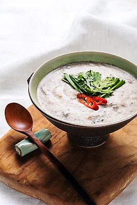 포토 JPG 스튜디오촬영 그릇 한식 음식 고추 도마 실내 사람없음 숟가락 보양식 부추 장어탕 국내포토 식기 채소 주방용품 수저 내부 탕 몸보신 파일형식