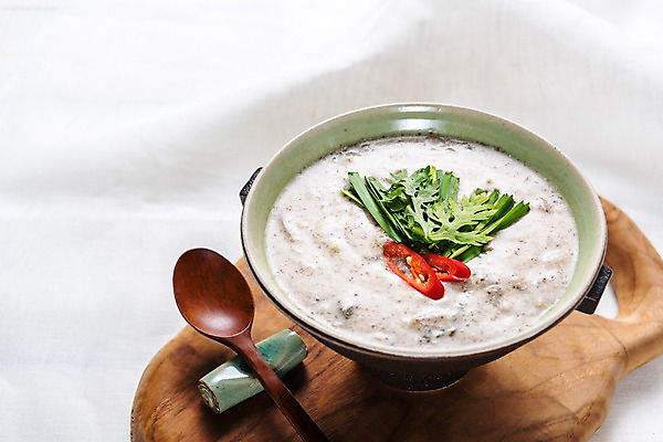 포토 JPG 스튜디오촬영 그릇 한식 음식 고추 도마 실내 사람없음 숟가락 장어 보양식 부추 장어탕 국내포토 식기 채소 주방용품 수저 어류 내부 탕 몸보신 파일형식