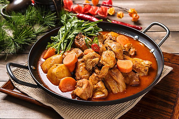 포토 JPG 스튜디오촬영 그릇 한식 음식 고추 실내 사람없음 닭 미나리 닭볶음탕 나무배경 국내포토 식기 백그라운드 채소 조류 내부 닭고기요리 파일형식