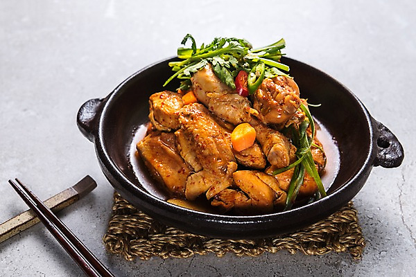 포토 JPG 스튜디오촬영 그릇 한식 음식 젓가락 고추 실내 사람없음 닭 뚝배기 냄비받침 미나리 닭볶음탕 국내포토 식기 채소 조류 수저 내부 받침대 닭고기요리 파일형식