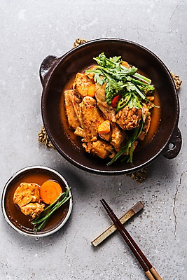 포토 JPG 스튜디오촬영 그릇 한식 음식 젓가락 고추 실내 사람없음 하이앵글 당근 닭 뚝배기 미나리 닭볶음탕 앞접시 국내포토 식기 접시 뷰포인트 채소 조류 뿌리채소 수저 내부 닭고기요리 파일형식