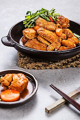 포토 JPG 스튜디오촬영 그릇 한식 음식 젓가락 고추 실내 사람없음 당근 닭 뚝배기 냄비받침 미나리 닭볶음탕 앞접시 국내포토 식기 접시 채소 조류 뿌리채소 수저 내부 받침대 닭고기요리 파일형식