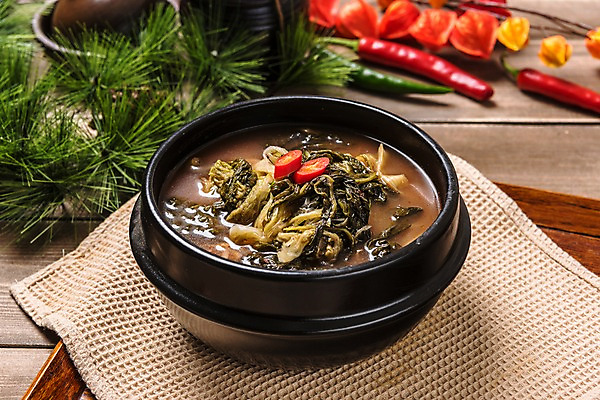 포토 JPG 스튜디오촬영 그릇 한식 음식 고추 실내 사람없음 뚝배기 우거지 우거지해장국 나무배경 국내포토 식기 백그라운드 채소 내부 해장국 파일형식