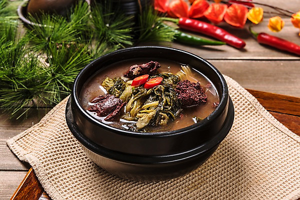 포토 JPG 스튜디오촬영 그릇 한식 음식 고추 실내 사람없음 뚝배기 선지국 선지해장국 해장국 나무배경 국내포토 식기 백그라운드 채소 내부 국 국물 파일형식