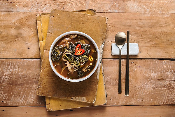 포토 JPG 스튜디오촬영 그릇 한식 음식 젓가락 고추 실내 사람없음 숟가락 고서 우거지 우거지국 나무배경 국내포토 식기 백그라운드 채소 유물 수저 내부 책 국 파일형식