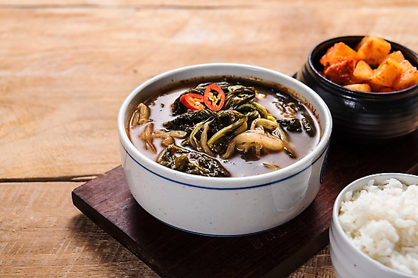 포토 JPG 스튜디오촬영 그릇 한식 음식 고추 밥 실내 사람없음 깍두기 우거지 우거지국 나무배경 국내포토 식기 백그라운드 채소 김치 내부 국 파일형식