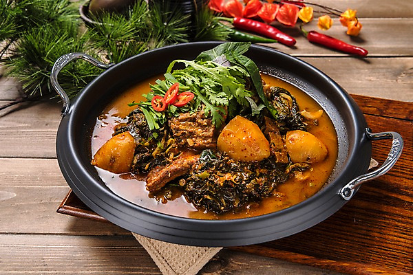 포토 JPG 스튜디오촬영 그릇 한식 음식 고추 감자 실내 사람없음 미나리 감자탕 뼈다귀해장국 나무배경 국내포토 식기 백그라운드 채소 내부 해장국 파일형식