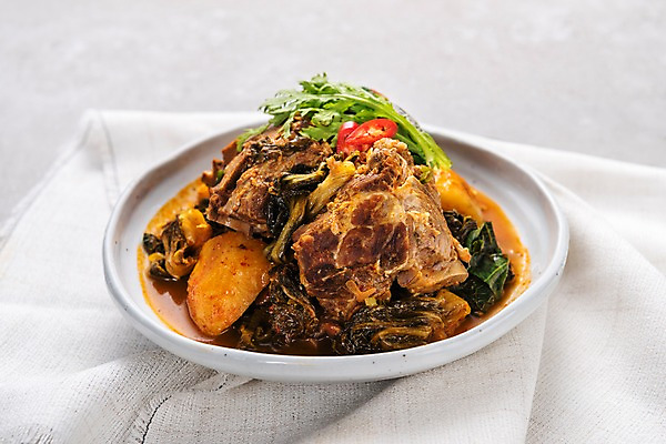 포토 JPG 스튜디오촬영 그릇 한식 음식 고추 감자 실내 사람없음 식탁보 미나리 감자탕 뼈다귀해장국 국내포토 식기 채소 내부 해장국 파일형식