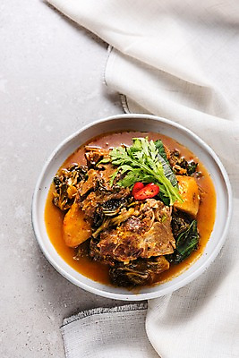 포토 JPG 스튜디오촬영 그릇 한식 음식 고추 감자 실내 사람없음 하이앵글 식탁보 미나리 감자탕 뼈다귀해장국 국내포토 식기 뷰포인트 채소 내부 해장국 파일형식