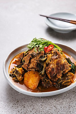 포토 JPG 스튜디오촬영 그릇 한식 음식 젓가락 고추 감자 실내 사람없음 미나리 감자탕 뼈다귀해장국 앞접시 국내포토 식기 접시 채소 수저 내부 해장국 파일형식