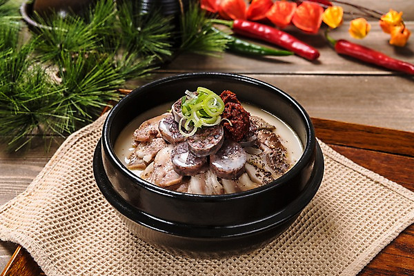 포토 JPG 스튜디오촬영 그릇 한식 음식 고추 실내 사람없음 양념 뚝배기 파 순대 순대국 나무배경 국내포토 식기 백그라운드 채소 내부 국 파일형식