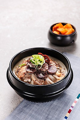 포토 JPG 스튜디오촬영 그릇 한식 음식 실내 사람없음 아웃포커스 식탁보 깍두기 뚝배기 파 순대 순대국 국내포토 식기 채소 김치 촬영기법 내부 국 파일형식