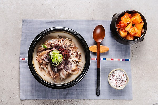 포토 JPG 스튜디오촬영 그릇 한식 음식 실내 사람없음 하이앵글 숟가락 깍두기 뚝배기 소금 파 순대 순대국 국내포토 식기 뷰포인트 채소 김치 수저 내부 국 파일형식