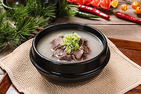 포토 JPG 스튜디오촬영 그릇 한식 음식 고추 실내 사람없음 뚝배기 파 설렁탕 나무배경 국내포토 식기 백그라운드 채소 내부 탕 파일형식