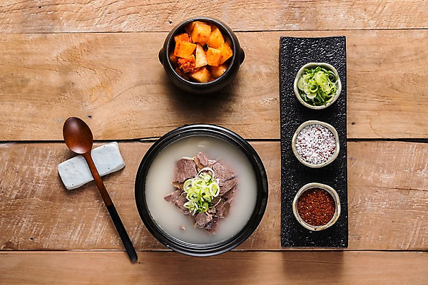 포토 JPG 스튜디오촬영 그릇 한식 음식 실내 사람없음 하이앵글 숟가락 깍두기 뚝배기 소금 파 설렁탕 고춧가루 나무배경 국내포토 식기 뷰포인트 백그라운드 채소 김치 수저 내부 가루 탕 파일형식