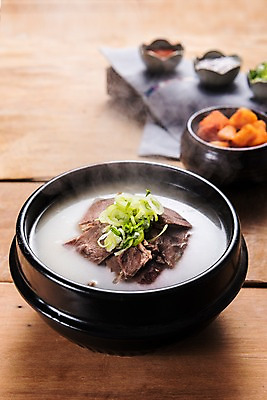 포토 JPG 스튜디오촬영 그릇 한식 음식 실내 사람없음 아웃포커스 양념 깍두기 뚝배기 파 설렁탕 수육 국내포토 식기 채소 김치 촬영기법 내부 탕 파일형식