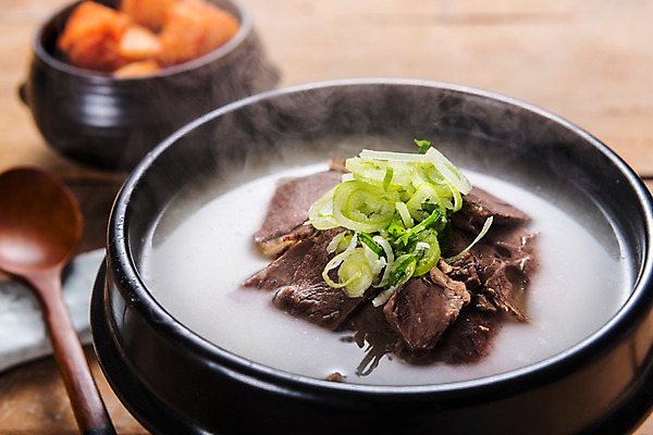 포토 JPG 스튜디오촬영 그릇 한식 음식 실내 근접촬영 사람없음 아웃포커스 숟가락 깍두기 뚝배기 파 설렁탕 국내포토 식기 뷰포인트 채소 김치 촬영기법 수저 내부 탕 파일형식