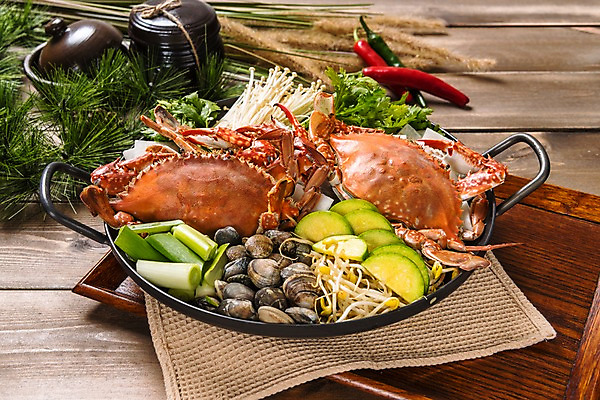 포토 JPG 스튜디오촬영 그릇 한식 음식 채소 조개 실내 사람없음 꽃게 뚝배기 콩나물 꽃게탕 나무배경 국내포토 식기 백그라운드 어패류 내부 게 탕 나물 파일형식