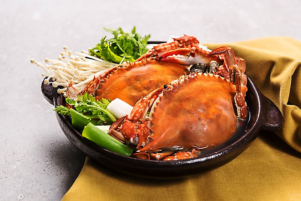 포토 JPG 스튜디오촬영 그릇 한식 음식 실내 사람없음 꽃게 식탁보 뚝배기 미나리 꽃게탕 국내포토 식기 채소 내부 게 탕 파일형식