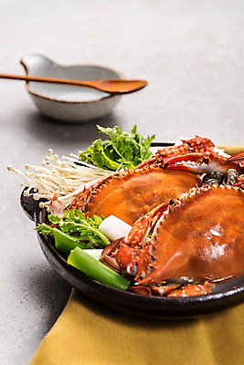 포토 JPG 스튜디오촬영 그릇 한식 음식 실내 사람없음 숟가락 꽃게 식탁보 뚝배기 미나리 꽃게탕 앞접시 국내포토 식기 접시 채소 수저 내부 게 탕 파일형식