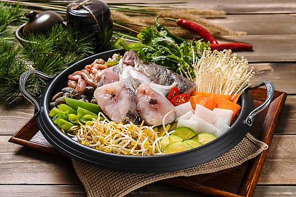 포토 JPG 스튜디오촬영 그릇 한식 채소 고추 실내 사람없음 해산물 뚝배기 콩나물 나무탁자 대구 대구탕 나무배경 국내포토 식기 음식 백그라운드 탁자 어류 내부 탕 나물 파일형식