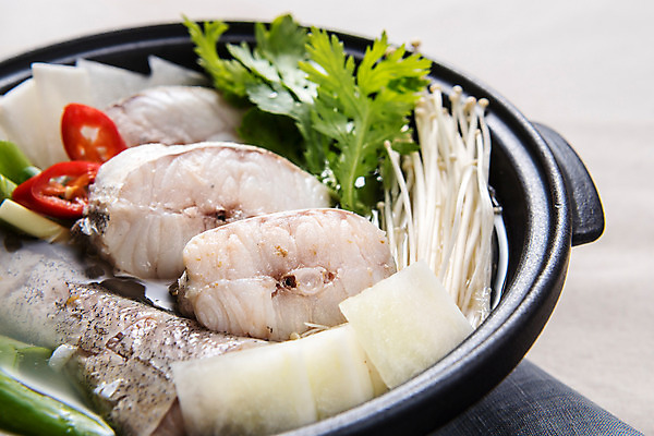 포토 JPG 스튜디오촬영 그릇 한식 고추 실내 근접촬영 사람없음 무 해산물 뚝배기 흰배경 팽이버섯 미나리 대구 대구탕 국내포토 식기 음식 뷰포인트 백그라운드 채소 뿌리채소 어류 내부 버섯 흰색 탕 파일형식