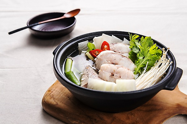 포토 JPG 스튜디오촬영 그릇 한식 고추 실내 사람없음 숟가락 무 해산물 뚝배기 흰배경 팽이버섯 미나리 나무도마 대구 대구탕 앞접시 국내포토 식기 접시 음식 백그라운드 채소 뿌리채소 도마 수저 어류 내부 목재 버섯 흰색 탕 파일형식