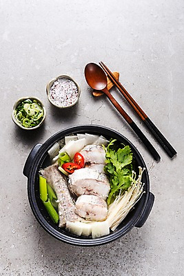 포토 JPG 스튜디오촬영 그릇 한식 채소 젓가락 고추 회색배경 실내 사람없음 하이앵글 숟가락 해산물 뚝배기 소금 파 대구 대구탕 국내포토 식기 음식 뷰포인트 백그라운드 수저 어류 내부 회색 탕 파일형식