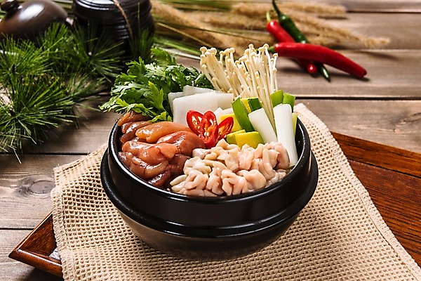 포토 JPG 스튜디오촬영 그릇 한식 음식 채소 고추 실내 사람없음 알 뚝배기 알탕 나무배경 국내포토 식기 백그라운드 내부 탕 파일형식