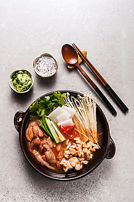 포토 JPG 스튜디오촬영 그릇 한식 음식 채소 젓가락 고추 실내 사람없음 하이앵글 알 숟가락 뚝배기 소금 파 알탕 국내포토 식기 뷰포인트 수저 내부 탕 파일형식