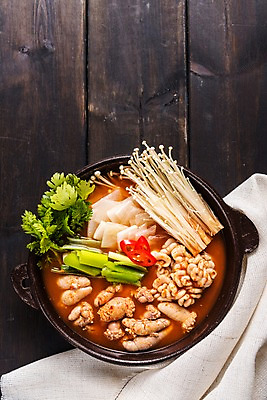 포토 JPG 스튜디오촬영 그릇 한식 음식 채소 고추 실내 사람없음 하이앵글 알 식탁보 뚝배기 알탕 나무배경 국내포토 식기 뷰포인트 백그라운드 내부 탕 파일형식