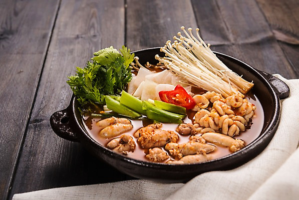 포토 JPG 스튜디오촬영 그릇 한식 음식 채소 고추 실내 사람없음 알 식탁보 뚝배기 알탕 나무배경 국내포토 식기 백그라운드 내부 탕 파일형식