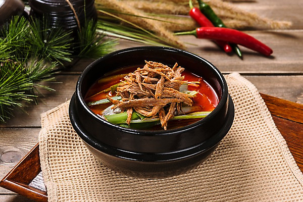 포토 JPG 스튜디오촬영 그릇 한식 음식 고추 실내 사람없음 뚝배기 육개장 나무배경 국내포토 식기 백그라운드 채소 내부 국 파일형식